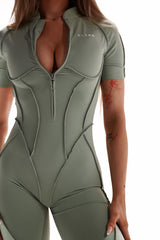 OVERAL PREMIUM SHAPE ELIME SHORT ZIP MATCHA
