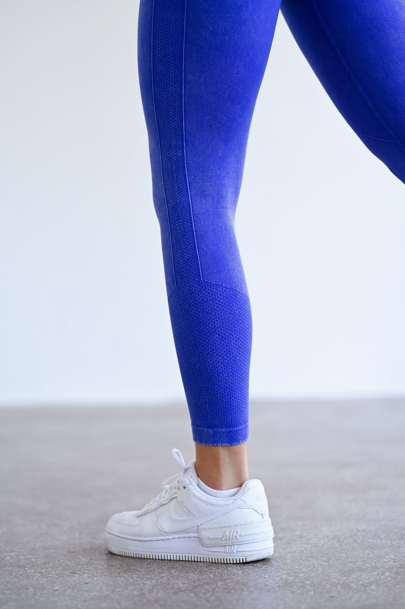 BEZŠVOVÉ LEGÍNY ELIME WASHED PUSH-UP - SCRUNCH BLUE